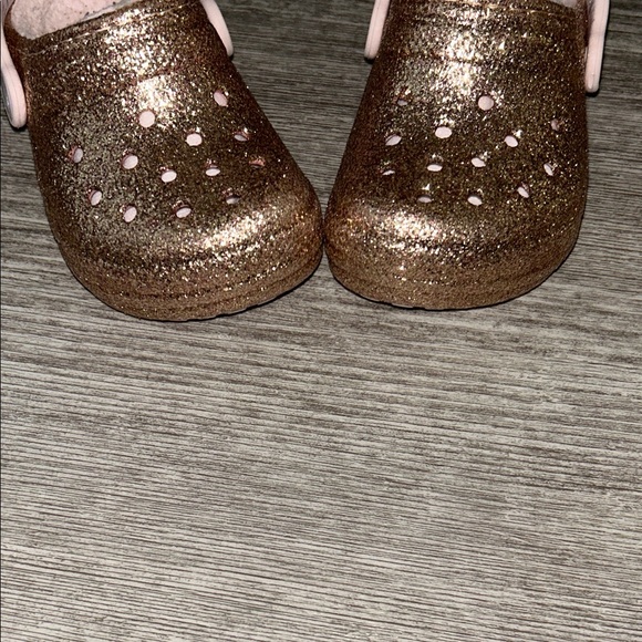 Crocs Classic Glitter Lined Clog - Kids' in color: gold metallic - Picture 4 of 6